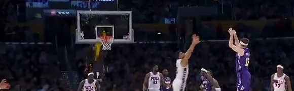 里夫斯末节一个人打出8-0反超76人，湖人全场球迷高喊MVP